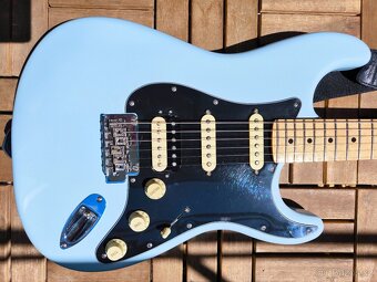 Fender Stratocaster Sonic Blue Limited Edition - 4