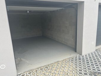 Garáž a parkovací místo před garáží 3500 Kč - 4
