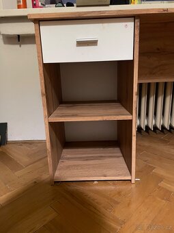 Dva psací stoly a kulatý stůl - 4