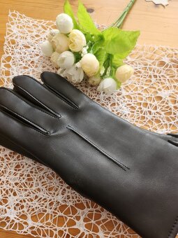 Vyteplené černé rukavice na štíhlou ruku - 4