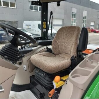 John Deere 3046R so zimnými nadstavbami - 4