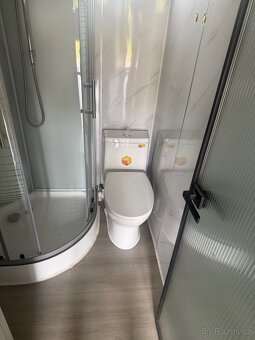 Sprchový kout(box), záchod, umyvadlo se skříňkou a zrcadlem - 4