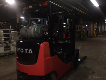 Vysokozdvižný vozík Toyota 5000 LB z roku 2017 s bočním posu - 4