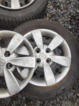 Prodám zimní kolo 14 kia Rio 4x100 zimní pneu 185/65/14 - 4