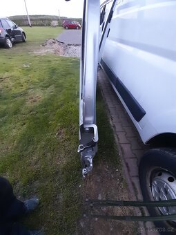 PRODÁM PRAVÉ PŘEDNÍ DVEŘE NA VW T5 - 4