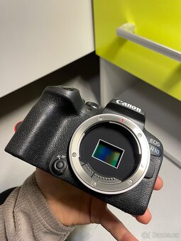Canon EOS R10 a objektiv RF 50mm f/1.8 STM - 4