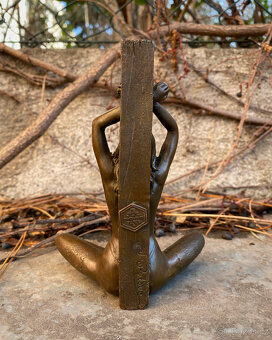 Bronzová socha nahá žena erotické těžítko dívka v poutech - 4