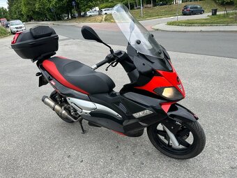 Aprilia SR MAX 300 - 4