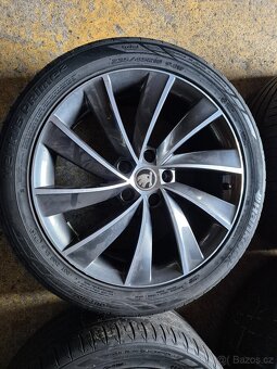 235/45 R18 superb - 4