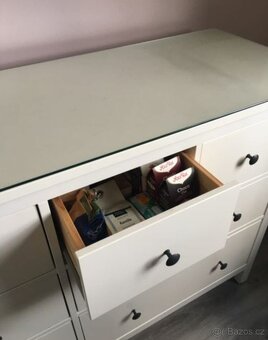 KOMODA IKEA HEMNES V LESKU S OCHRANNÝM SKLEM - 4