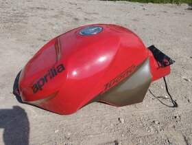 Aprilia Tuono Rsv - nádrž , komplet plasty - 4