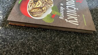 Prodám kuchařku Fit moučníky a dezerty - pěkný stav - 4
