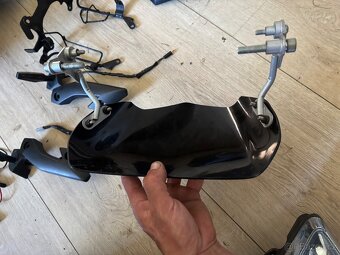 Predni cast z Yamaha Fz1N 06-13 - 4