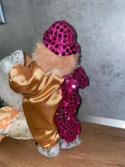 Vintage klaun / šašek hraje a “tancuje” - 4