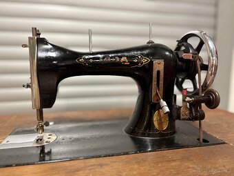 Prodám starý šicí stroj Lada - 4