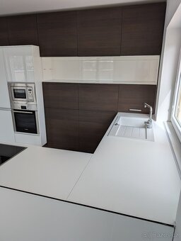 Luxusní moderní kuchyně s ostrůvkem včetně spotřebičů - 4
