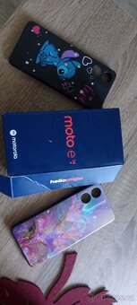 Prodám Motorolu E14 - fialová - 4