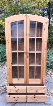 Masivní vitrína s masivními policemi a s šuplíky - 4