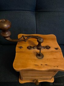 Starožitný vykládaný mlýnek na kávu - 4