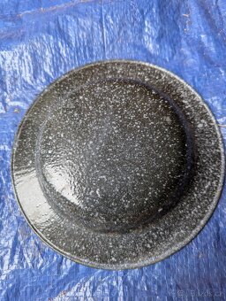 Staré smaltované talíře z koloniálu c. nabídněte - 4