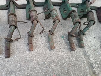 Přidržovače na sazeč brambor - 4