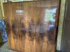 Postel, noční stolky a skříně - 4