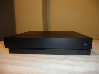 Xbox One X 1TB + 2 ovladače - 4