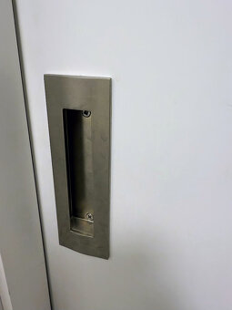 Interiérové bílé plné dveře Sapeli + obložky – SPĚCHÁ - 4