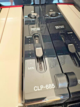 Yamaha Clavinova CLP-685 klavírní lak černý s vysokým leskem - 4