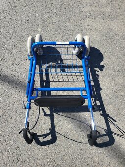 modré, nevyužité chodítko pro seniora - 4