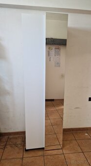 Bílá vyšší skříň se zrcadlem - 4