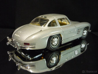Mercedes Benz 300 SL stříbrný Bburago 1/18 - 4