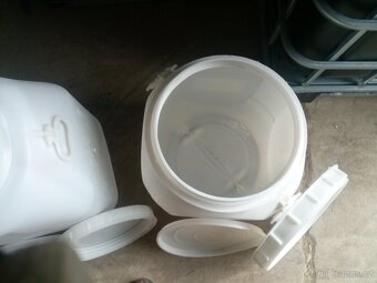 Plastové sudy o obsahu 55 a 53 litrů - 4