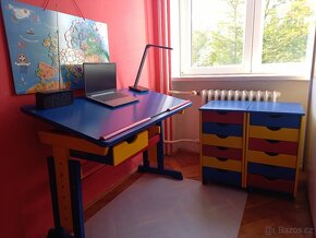 Masivni dětský psací stůl + 2 x úložné skříňky - 4