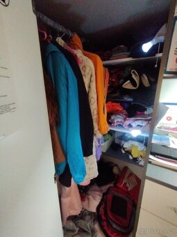 Vyvýšená postel včetně stolu a skříně - 4