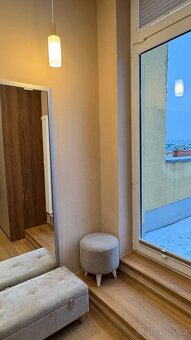 Kulatá šedá stolička - 4