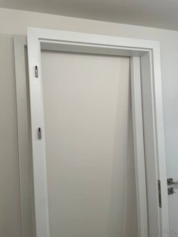 Sapeli CPL bilá perla včetně zárubně a kování (800 x 2100) - 4