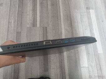 Notebook značky Toshiba - 4