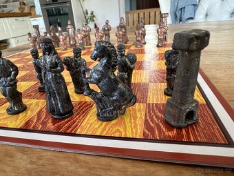 Prodám kovové figurky na šachy 32 ks - 4