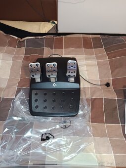 Logitech G923 Racing Wheel and Pedals (PS5/PS4/PC) - 4