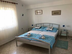 CHORVATSKO DOVOLENA  APARTMAN Voľné termíny Ap.A1 4-6osôb: - 4