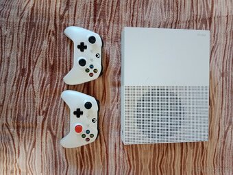 Xbox One S 1TB + 2 ovladače + herní sluchátka + 3hry - 4