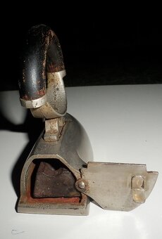 Starožitná menší žehlička s nahřívací cihličkou - 4