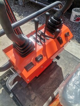 Prodáme Minibagr Saurus 10 - 4