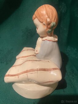 Porcelánová panenka s polštářkem Dux - 4