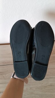Černé lesklé balerínky s mašlí H&M - 4