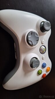 Xbox 360 s bezdrátovým ovladačem a zdrojem - 4