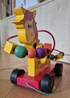 Dřevěný tahací kůň s korálkovým bludištěm. - 4