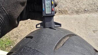 Píchlé Dunlop 180/55/17, DOT0124 - 4