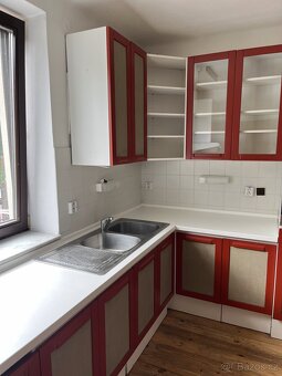 Atypická kuchyně s velkým úložným prostorem - 4